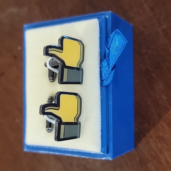 (J18) Thumbs up - Picture 2 of 3